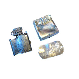 2 Briquets et une plaque souvenirs de la bataille de Normandie Ref US 558    box 208