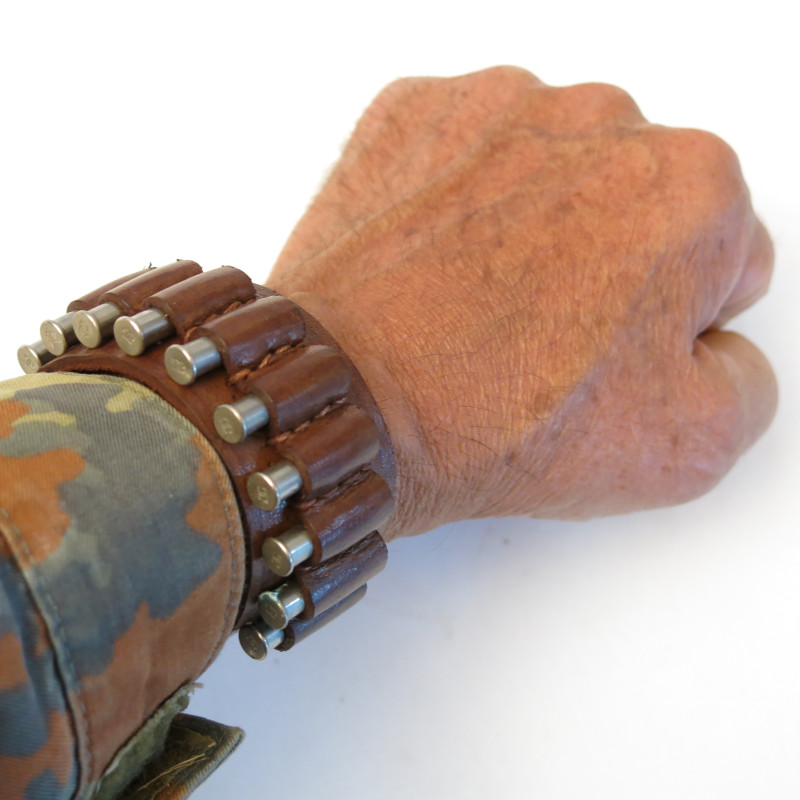 Bracelet cartouchiere cuir de poignet pour calibre 22 long rifle