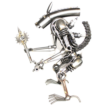 Statuette métallique d'Alien avec massue