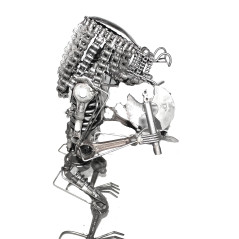 Statuette métallique du Predator avec doubles haches