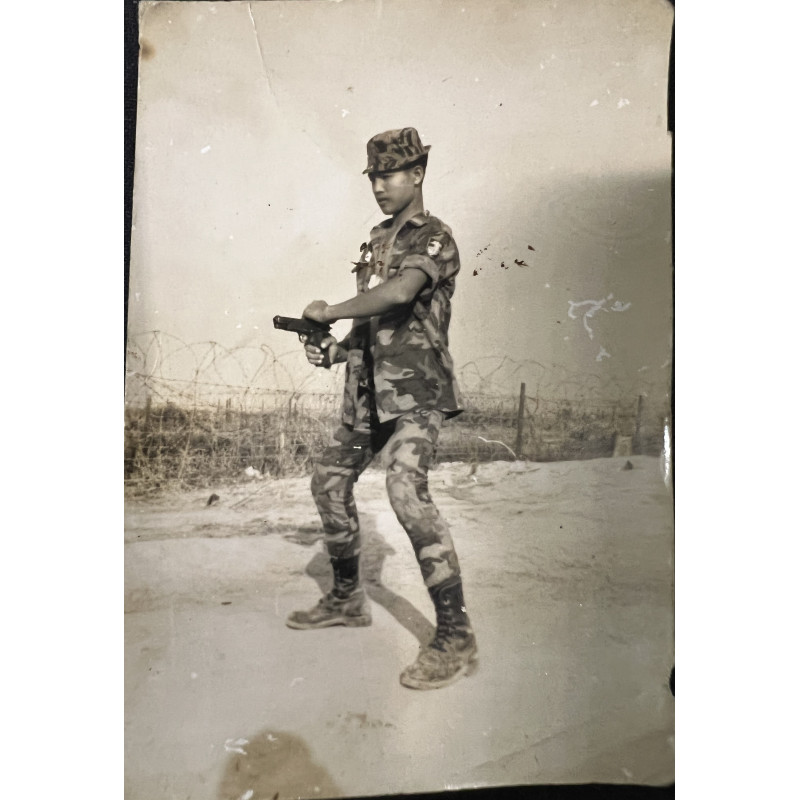 Photo originale soldat ARVN posant avec son pistolet signée