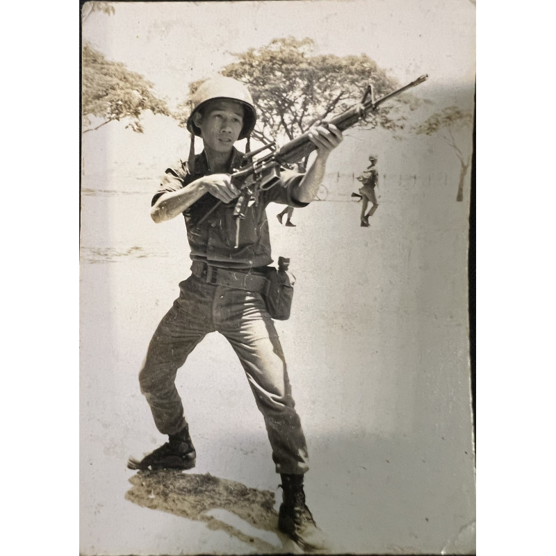 Photo originale d'un soldat de l'ARVN qui pose avec son arme