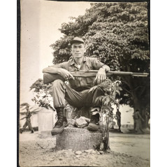 Photo originale D'un soldat dans son camp avec son Garand M1