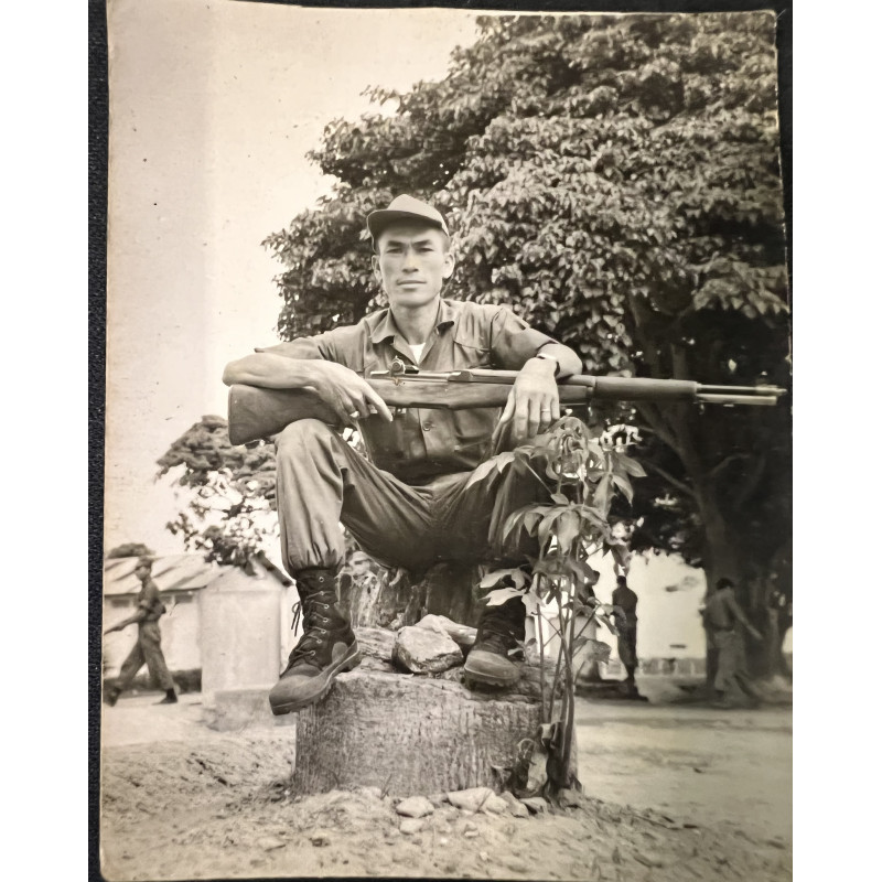 Photo originale D'un soldat dans son camp avec son Garand M1