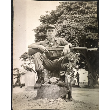 Photo originale D'un soldat dans son camp avec son Garand M1