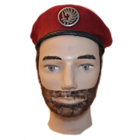 Beret rouge des parachutistes français avec son insigne
