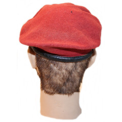 Beret rouge des parachutistes français avec son insigne