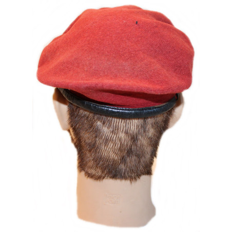 Béret rouge des parachutistes français avec son insigne