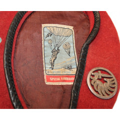 Beret rouge des parachutistes français avec son insigne