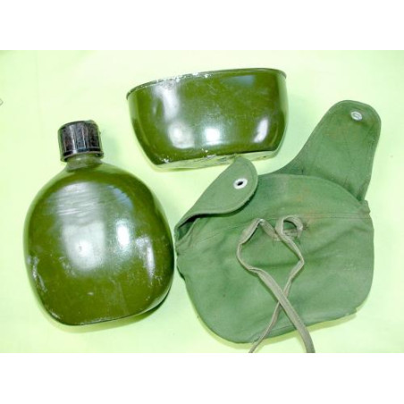 Gourde avec quart Viet cong