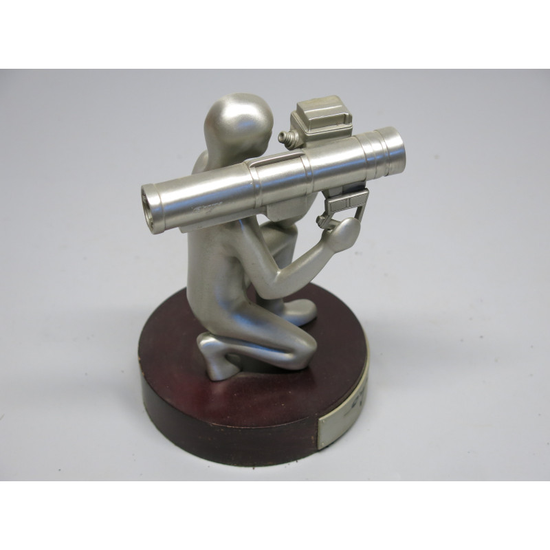 Figurine en etain  avec plaque missile ERYX Aerospatiale