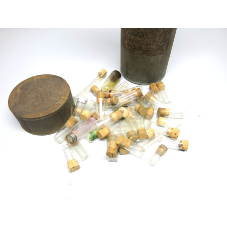 Boite en tole  pleine de fioles medicales ref 228 