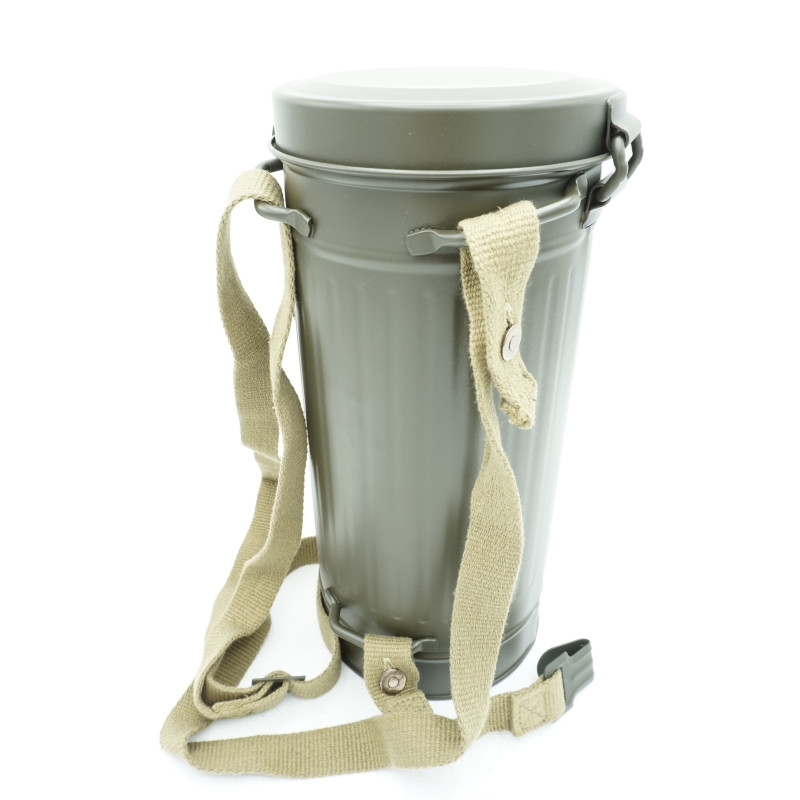 Boite de masque à gaz allemande avec bretelles new Boite de masque à gaz allemande avec bretelles new