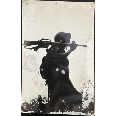 Photo originale d'une soldat avec son M16 sur l'épaule