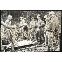 Photo d'un groupe de soldats autour d'un compagnon blessé