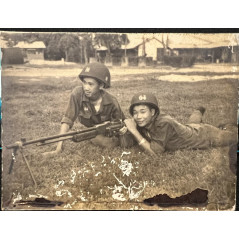 Photo originale de deux soldats à l'entraiment au FM BAR 