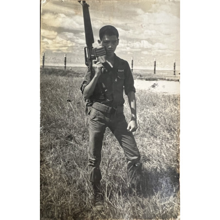 Photo originale d'un soldat ARVN qui pose avec son M16 en tenue terrain