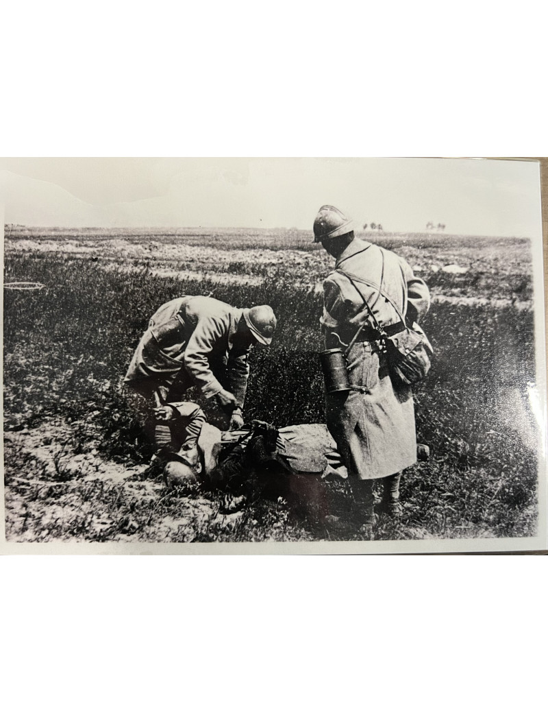 Photo de soldats français de la première guerre qui apportent de l'aide à un soldat blessé