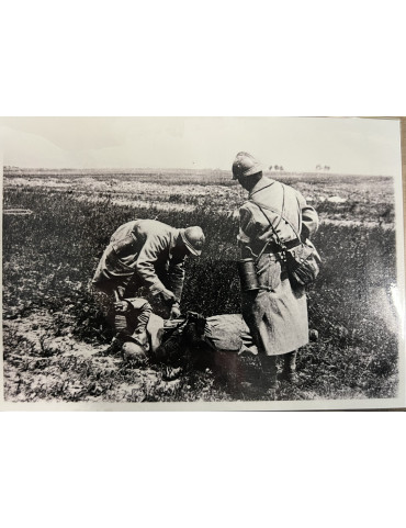 Photo de soldats français de la première guerre qui apportent de l'aide à un soldat blessé