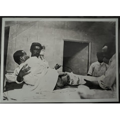 Photo d'un médecin Français de 14-18 avec un blessé touché par des éclats