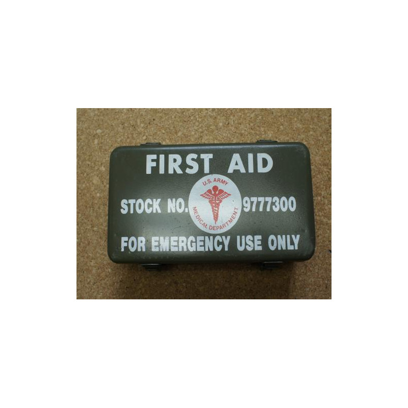 Boite metal First Aid