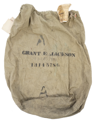 Sac à linge Du soldat Jackson E Grant matricule 13145786 avec étiquettes et récépissé