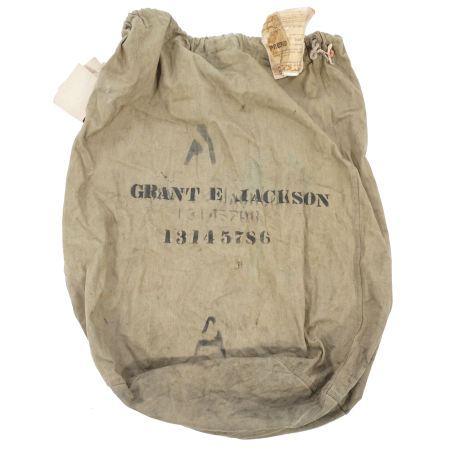 Sac à linge Du soldat Jackson E Grant matricule 13145786 avec étiquettes  et récépissé