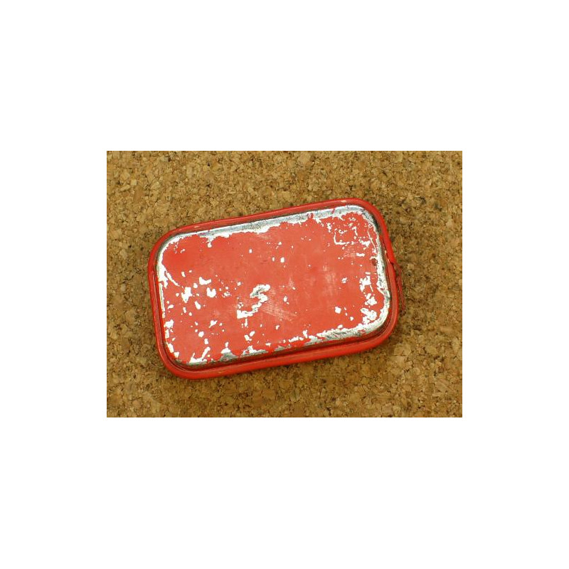 Pansement métal US rouge usagé