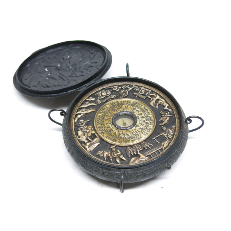 Superbe Boussole astrologique en métal asiatique gravée
