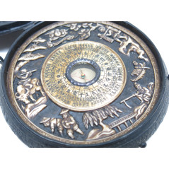 Superbe Boussole astrologique en métal asiatique gravée ref  147 
