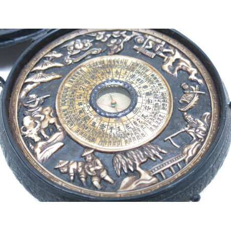 Superbe Boussole astrologique en métal asiatique gravée ref  147 