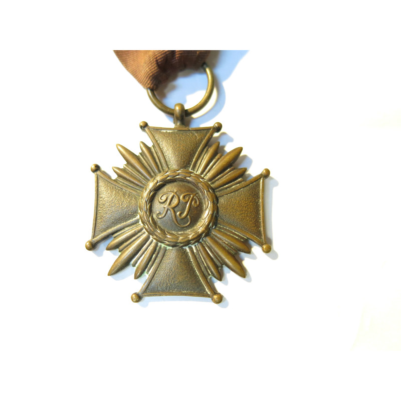 Médaille croix du mérite Pologne Réf 60 