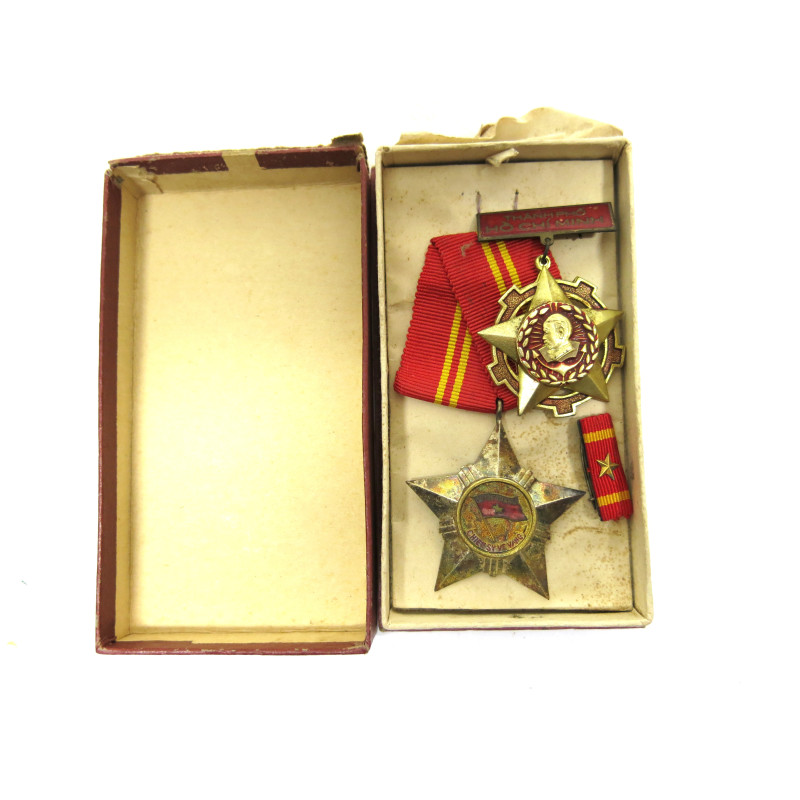 Lot de 2 médailles en boite Nord Vietnam Réf 789 