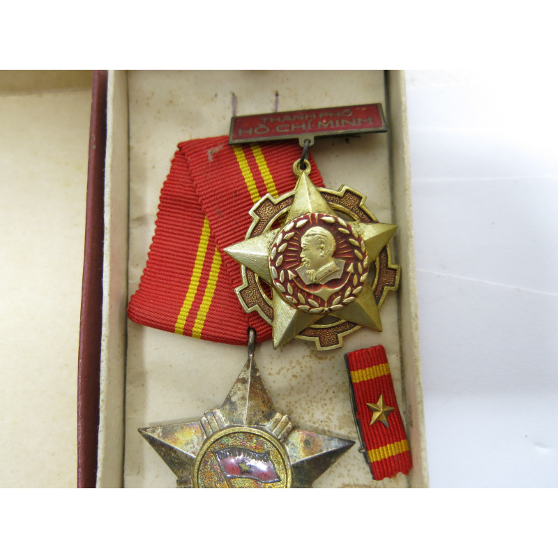 Lot de 2 médailles en boite Nord Vietnam Réf 789 