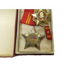 Lot de 2 médailles en boite Nord Vietnam Réf 789 