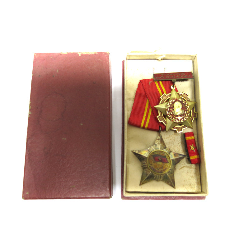 Lot de 2 médailles en boite Nord Vietnam Réf 789 