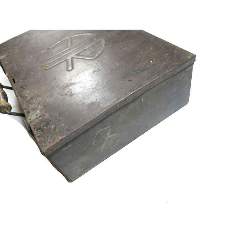 Caisse métal non identifiée  ref 741