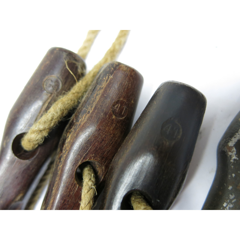 Lot de 3 piquets de tente Allemand bakélite et 1 acier 1940 ref 698