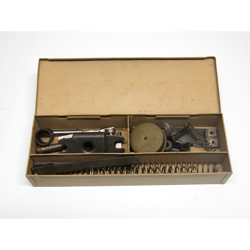 Petite boite avec pieces MG 34/42  jus terrain ref 92