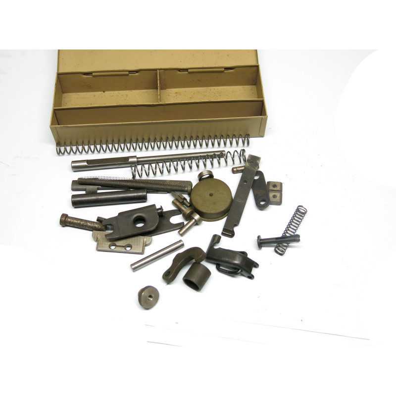 Petite boite avec pieces MG 34/42  jus terrain ref 92
